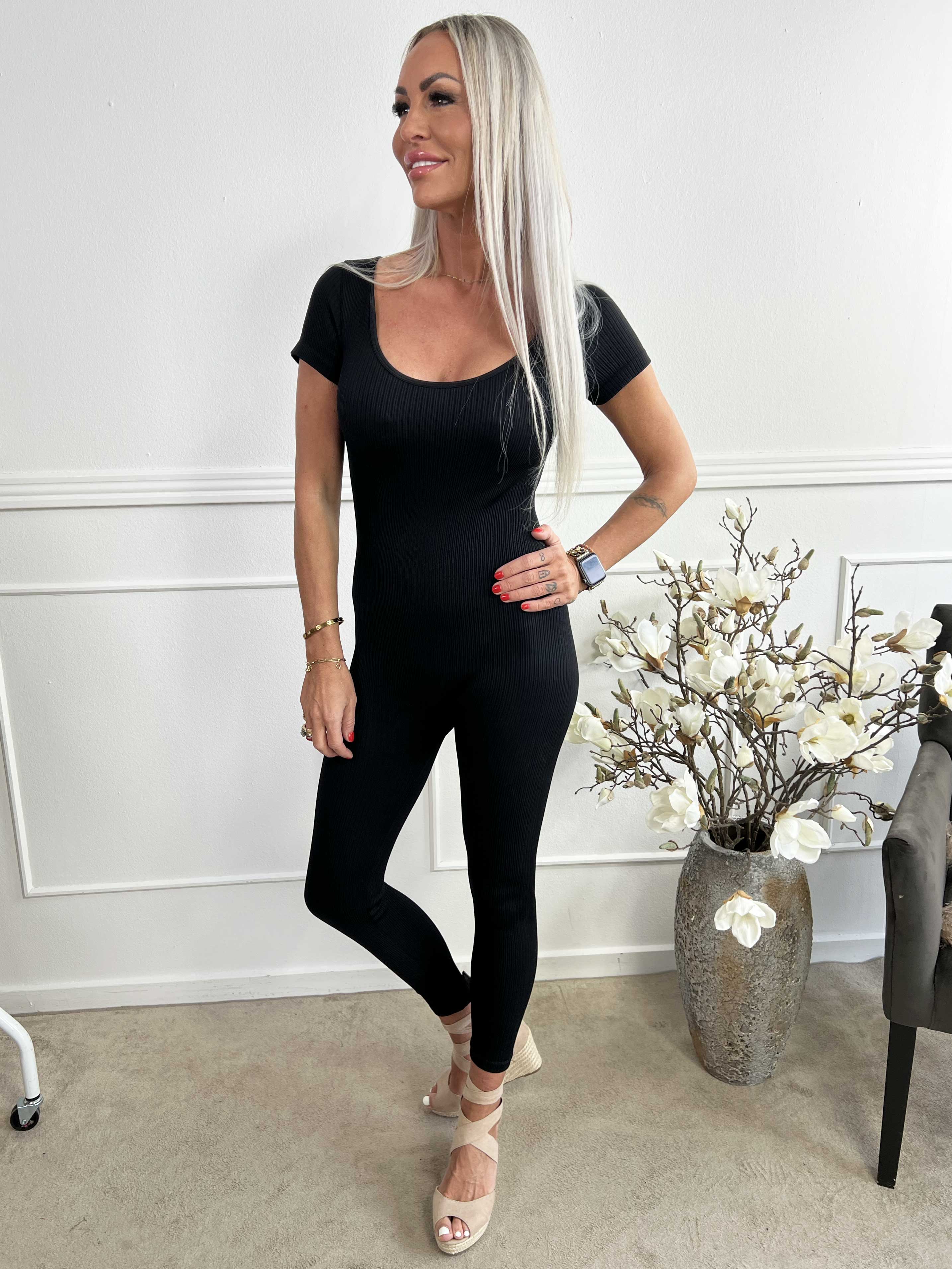 Norea - Tætsiddende elastisk buksedragt i rib